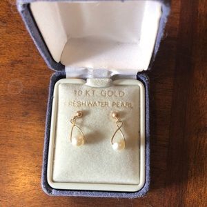 10k gold Pearl Earrings